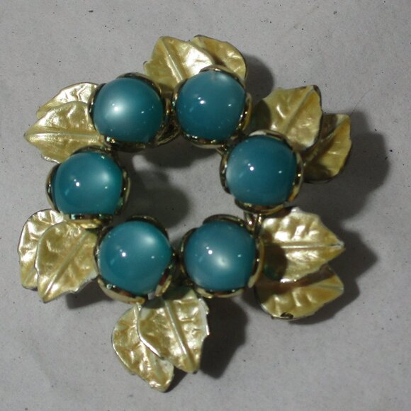 Stunning Vintage Wreath Round Pin with Green Cabochon Stones and Enameled Leaves - Picture 1 of 2